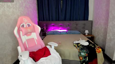 Snapshot of nicole_charm chatting on 02.20.25 GMT7TueWedThSu 0300am-0900am. Sa 1000am-0400pm online show from 02.20.25