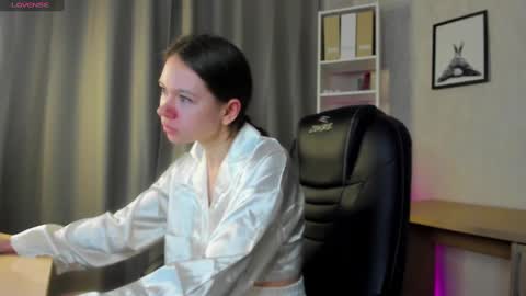 Snapshot of nicole_charm chatting on 03.05.25 GMT7TueWedThSu 0300am-0900am. Sa 1000am-0400pm online show from 03.05.25