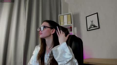 Snapshot of nicole_charm chatting on 03.06.25 GMT7TueWedThSu 0300am-0900am. Sa 1000am-0400pm online show from 03.06.25