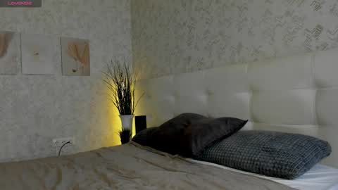 GMT7TueWedThSu 0300am-0900am. Sa 1000am-0400pm online show from 09.15.25