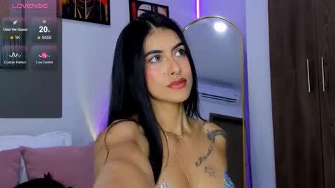 Snapshot of nicole_duran3095 chatting on 10.26.25 Nick online show from 10.26.25