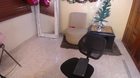 Nicole Santana online show from 12.02.25