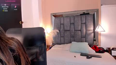 Snapshot of nicole_whitee chatting on 09.20.25 N A T A L I A online show from 09.20.25