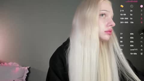 Snapshot of nicole_yo chatting on 09.29.25 Mary online show from 09.29.25