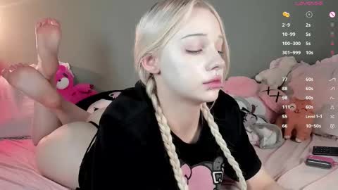 Snapshot of nicole_yo chatting on 10.29.25 Mary online show from 10.29.25