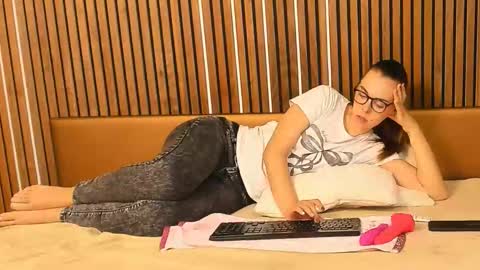 Nicole AKG online show from 09.19.25