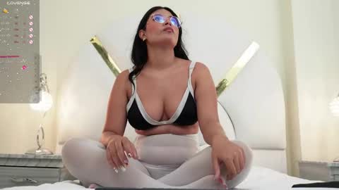 Nicol Flores  GMT-5 1530-2200  online show from 11.16.25