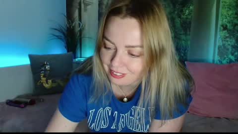 Snapshot of nicolelinharts chatting on 01.01.25 Birthday online show from 01.01.25