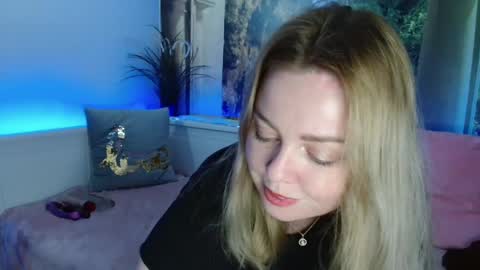 Snapshot of nicolelinharts chatting on 01.03.25 Birthday online show from 01.03.25