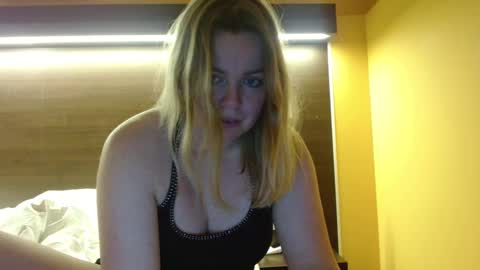 Snapshot of nicolelinharts chatting on 01.11.25 Birthday online show from 01.11.25