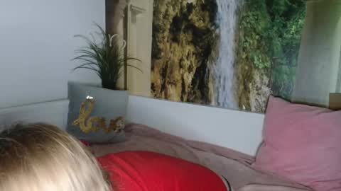 Snapshot of nicolelinharts chatting on 02.07.25 Birthday online show from 02.07.25