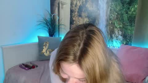 Snapshot of nicolelinharts chatting on 02.09.25 Birthday online show from 02.09.25