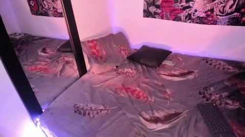 Nicol independent model online show from 01.15.25