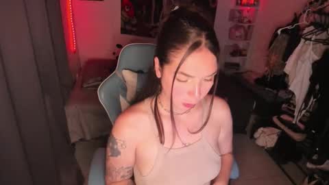 Nicol independent model online show from 10.13.25