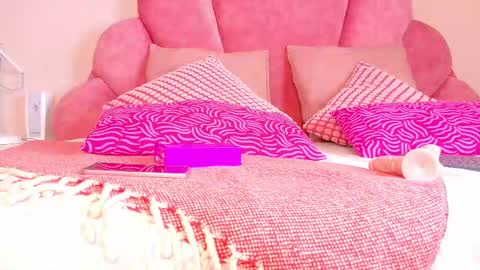 N I C O L E T  online show from 11.25.25