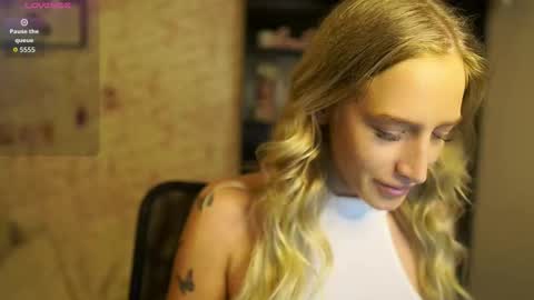 Snapshot of nicolette__shea_ chatting on 10.18.25 nicolette__shea_ online show from 10.18.25