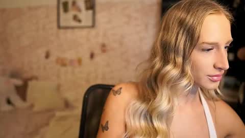 Snapshot of nicolette__shea_ chatting on 10.28.25 nicolette__shea_ online show from 10.28.25