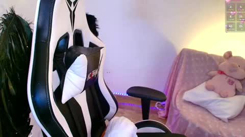 Snapshot of nicolthompsonn chatting on 01.02.25 Nicol online show from 01.02.25