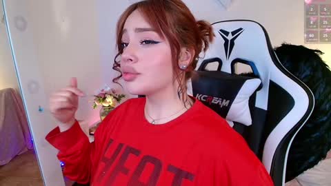 Snapshot of nicolthompsonn chatting on 01.06.25 Nicol online show from 01.06.25