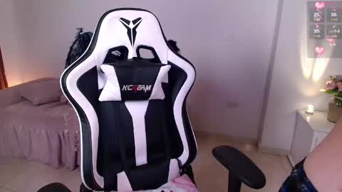 Snapshot of nicolthompsonn chatting on 03.11.25 Nicol online show from 03.11.25