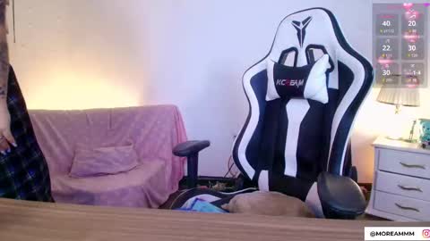 Snapshot of nicolthompsonn chatting on 10.25.25 Nicol online show from 10.25.25