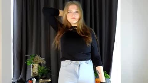 Snapshot of nightsaffron chatting on 12.01.25 Azalea online show from 12.01.25