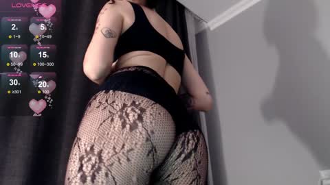 Snapshot of niia_osaki chatting on 01.20.25 Niia online show from 01.20.25
