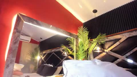 Snapshot of nikii_white chatting on 01.08.25 nikii_white online show from 01.08.25