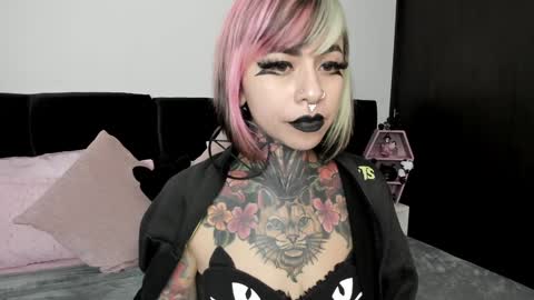 Nikki Ramone   online show from 12.15.24
