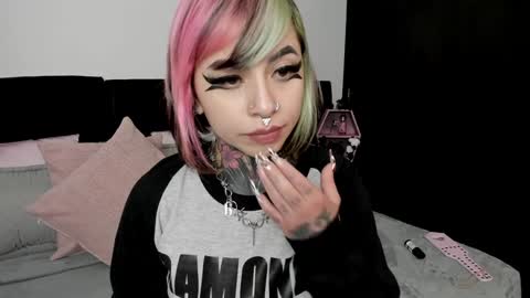 Nikki Ramone   online show from 01.03.25