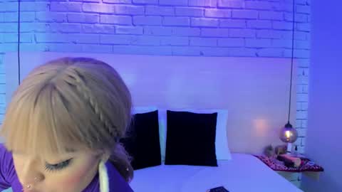 Snapshot of nikkydean chatting on 09.11.25 Nikky Dean online show from 09.11.25