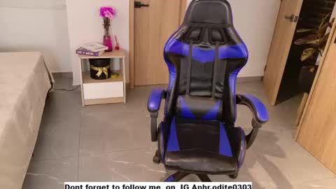 Snapshot of nikol_je chatting on 02.24.25 Nicole cam online show from 02.24.25