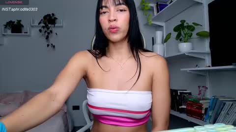 Snapshot of nikol_je chatting on 09.19.25 Nicole cam online show from 09.19.25