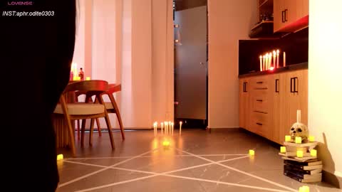 Snapshot of nikol_je chatting on 10.30.25 Nicole cam online show from 10.30.25