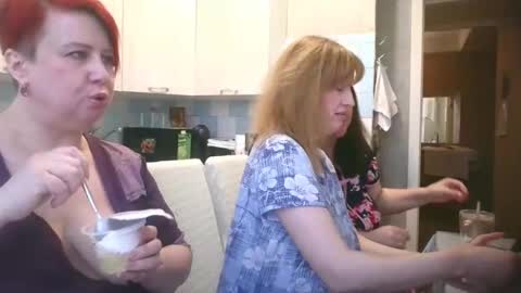 Snapshot of nikolettared chatting on 01.22.25 Nikoletta online show from 01.22.25