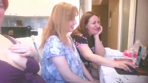 Snapshot of nikolettared chatting on 01.27.25 Nikoletta online show from 01.27.25