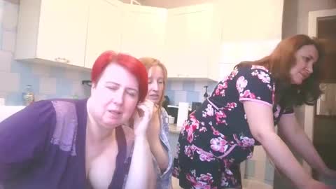Snapshot of nikolettared chatting on 01.27.25 Nikoletta online show from 01.27.25