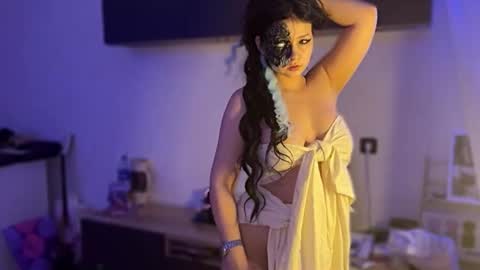 Snapshot of nikoli_naw chatting on 10.29.25 nikoli_naw online show from 10.29.25