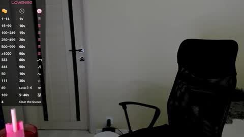 Snapshot of nikoll_s chatting on 09.18.25 online show from 09.18.25