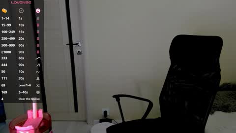 Snapshot of nikoll_s chatting on 09.26.25 online show from 09.26.25