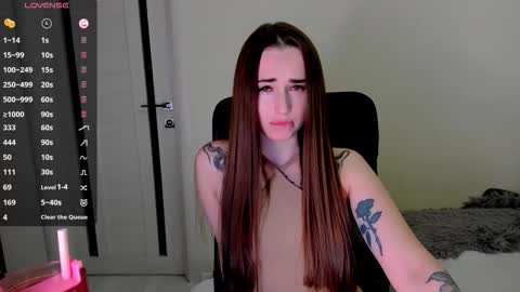 Snapshot of nikoll_s chatting on 09.28.25 online show from 09.28.25