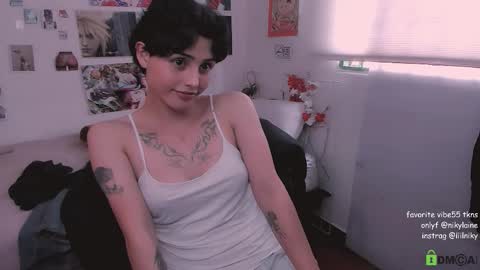 Snapshot of nikylaine chatting on 11.24.25 Nikylaine online show from 11.24.25