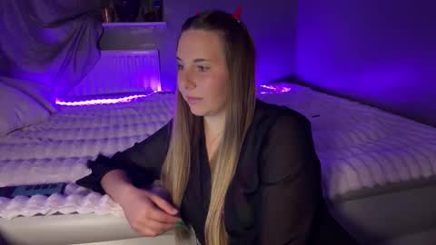 ninaglow_ online show from 10.03.25