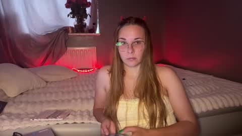 ninaglow_ online show from 10.04.25