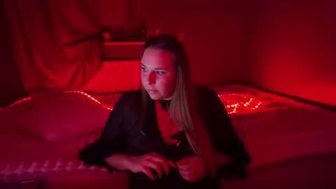 ninaglow_ online show from 10.06.25