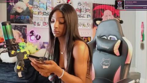 NIVIA WOLFE online show from 02.05.25