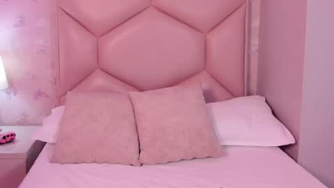 Snapshot of noa_butterfly chatting on 02.18.25   ambarsulliva  online show from 02.18.25