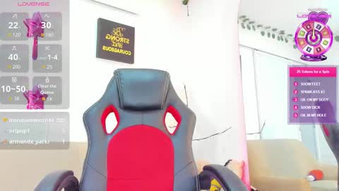 Snapshot of noah_carter66 chatting on 10.10.25 noah online show from 10.10.25