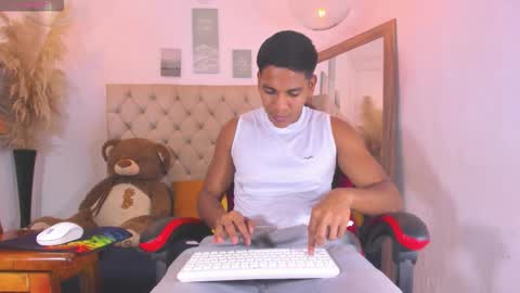 N O AH - S T H O  N E online show from 02.08.26