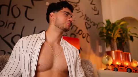 Snapshot of noha_miler chatting on 10.08.25 kevin online show from 10.08.25